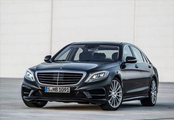<p>Sihirli halı sürüşü: Mercedes S serisinde sürüş konforunu artırmak için dünyanın ilk süspansiyon takip sistemi bulunuyor. 'Magic Body Control' denen sistemde kameralar yolu gözlüyor ve yolun durumuna göre süspansiyonu sert ya da yumuşak olarak ayarlıyor.</p>
