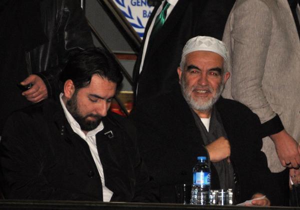 Anadolu Gençlik Derneği, yılbaşı kutlamalarına alternatif olarak 'Mekke'nin Fethi ve Kuran Ziyafeti' adlı etkinlikler düzenledi. Ülke genelinde 200'ü aşkın yerde yapılan fetih şölenine katılımlar yüksek oldu.