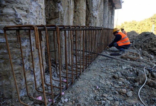 <p>Türkiye’de araç trafiğinin en yoğun olduğu akslardan olan İzmir İstanbul arasındaki karayolunun en zor bölümü olan Sabuncubeli Geçidi’nden emniyetli ve hızlı geçişin sağlanması amacıyla başlatılan tünel projesinde Manisa çıkışında da çalışmalar başladı. Tünelin 2016 yılı başında trafiğe açılması planlanıyor</p>