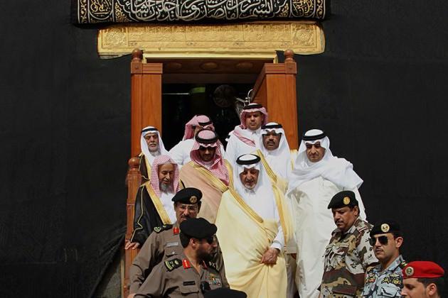Her yıl Şaban ayının birince gününde yıkanan Kabe, bu yıl da sabah namazını müteakiben temizlendi.