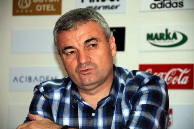 <p>Muhabir kadın: (2 dakika röportaj yaptıktan sonra) Peki Rıza, ama kısa bir aramız var, ben seni bırakmıyorum...<br />Rıza Çalımbay: Bırakma!</p>