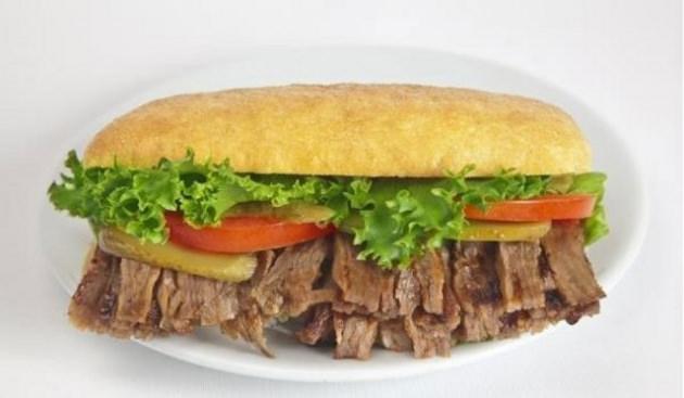 <p><strong>3. Döner</strong></p>
<p>Son yılların en popüler girişimcilik alanlarından biri. Bir zamanlar her köşe başında gördüğümüz markasız döner büfeleri artık hızla kurumsallaşarak büyük restoranlara ve birer markaya dönüşmeye başladı.</p>