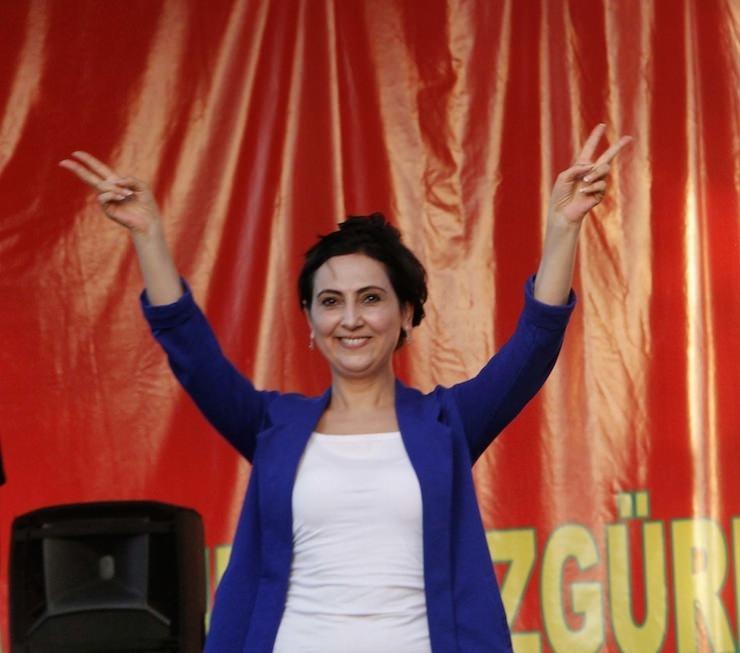<p>19 Temmuz 2015’te Suruç’ta yaptığı bir konuşmada “Biz sırtımızı YPJ'ye, YPG'ye ve PYD’ye yaslıyoruz bunu söylemekte ve savunmakta hiçbir sakınca görmüyoruz. Sırtımızı kime yasladığımızı söylüyoruz, bundan sonra da yaslamaya devam edeceğiz.”</p>