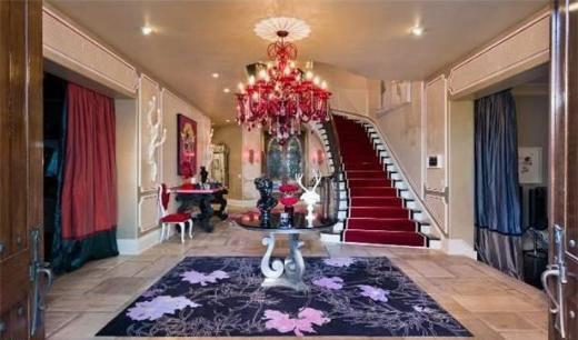 Christina Aguilera  Şarkıcı Christina Aguilera’nın Beverly Hills’de bulunan ve 13.5 milyon dolara satışta olan malikanesi güzellik salonu, hediye paketleme alanı, kayıt stüdyosu içeriyor.