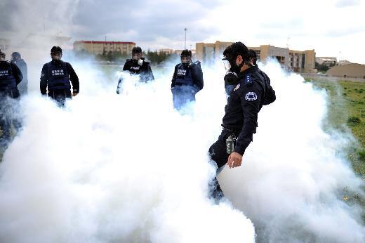 <p>Kursiyerler, teorik dersin ardından çevik kuvvet polislerinin izinsiz gösteriye müdahale senaryosu uygulamasına eşlik etti.</p>