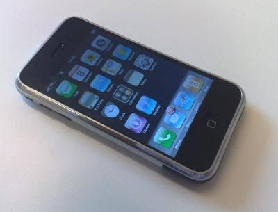 IOS 6 ile gelen yenilikler arasında en çok beğenilenlerden birisi de "Rahatsız Etme" seçeneği olacak gibi görünüyor. Bu seçeneği aktif ettiğinizde sizi arayanlar meşgulmüş gibi görünecek ve telefon çalmayacak. Bunlar cevapsız çağrı olarak kaydediliyor.