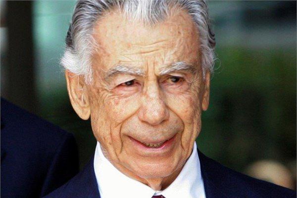 <p>Kirk Kerkorian</p>
<p>Las Vegas'ın en büyük otelcilerinden biri olan Kirk Kerkorian, Ermenistan'dan ABD'ye göçen ailelerden. Okul hayatını yarıda kesip, boksörlük yapan Kerkorian, İkinci Dünya Savaşı sırasında İngiltere Hava Kuvvetleri'nde görev aldı. Şu anda 3,9 milyar dolarlık servete sahip.</p>