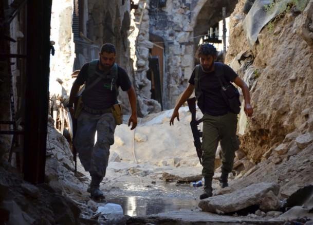 <p>Cami içindeki yoğun kurşun izleri, çatışmaların 60 metre arayla, göğüs göğüse yapıldığı ifadelerini doğruluyor. Yakın mesafeden atılan kurşunların duvarlarda bıraktığı iz, çatışmaların şiddetini gözler önüne seriyor.</p>