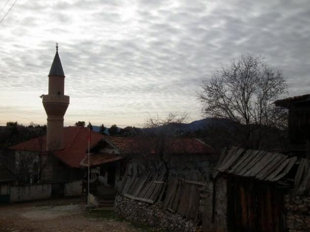 Selçuklular Dönemi'nde İpek Yolu'nun güvenliğini sağlamak amacıyla kurulan Sarı Hacılar Köyü'nde tarihi binalar restore ediliyor