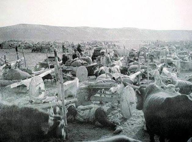 <p>Yorgun ve bitkin olduğu halde memleketini işgale kalkan düşmanı sürüp atan Kuvayi Milliye güçleri. Kağnılarla cepheye erzak, silah ve mühimmat taşıyor-1922</p>