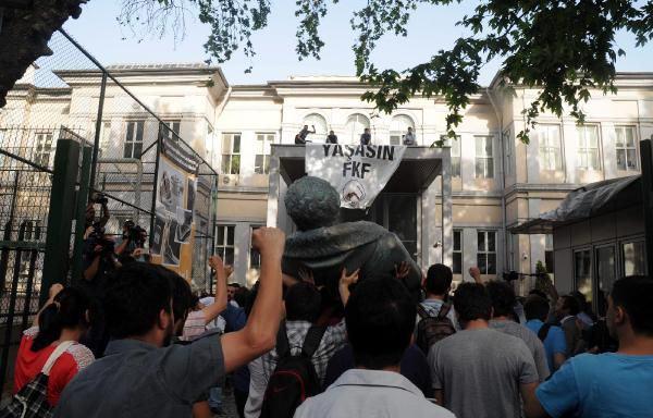 Heykel, okulun girişine konulurken, FKF adına konuşan Zozan Baran, Deniz Gezmiş heykelini söz verdikleri gibi Mimar Sinan Üniversitesi'ne getirdiklerini söyledi. Baran, okul yönetimin senatoyu toplayarak bir hafta içinde karar vereceğini belirtti.