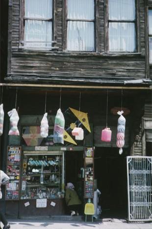 <p>Indiana Üniversitesi, Charles W. Cushman fotoğraf koleksiyonundan eski İstanbul fotoğrafları çıktı. Günümüze kıyasla daha tenha görülen İstanbul'un bu fotoğrafları 1965 yılında çekilmiş.</p>
