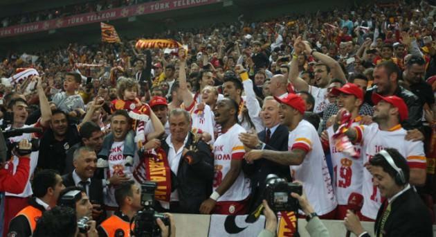 FIFA *GALATASARAY, 19. LİG ŞAMPİYONLUĞUNA SARILDI