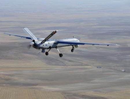 <p>ANKA - İNSANSIZ HAVA ARACI Adını efsanevi masal kuşu Zümrüd-ü Anka kuşundan alan insansız hava aracı Türk havacılık şirleti TAI (Turkish Aerospace Industries) tarafından üretildi. Test uçuşundan da başarıyla çıkan Anka, 17,3 metre kanat açıklığı, 8 metre boy ve bin 600 kilo kalkış ağırlığıyla kendi sınıfının en üst kapasiteli uçakları arasında yer alıyor.</p>