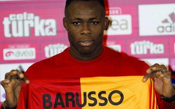 <p><strong>Ahmed Barusso (Galatasaray, 2007-08)</strong><br /><br />2007-2008 sezonunda Tobias Linderoth'un uzun süreli sakatlığı, devre arasında Galatasaray'ı alternatif arayışına sokmuştu. Transfer edilen isim ise, "geleceğin yıldızı" olarak gösterilen Ahmed Barusso oldu. Roma'dan kiralanan Ganalı oyuncu, sadece 3 maça çıkabildi ve geldiği gibi gidenler arasına ismini yazdırdı. Şu sıralar Serie B takımlarından Novara forması giyiyor... </p>