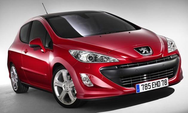 <p><strong>Peugeot'un en yeni numarası</strong><br /><span style="line-height: 13pt;">Fransız üretici Peugeot'nun fuardaki en büyük kozu yeni 308 olacak. Tepeden tırnağa yenilenen model, fuarda sergilendikten sonra, yeni motor seçenekleri ve donanımıyla ülkemizde de satışa sunulacak.</span></p>