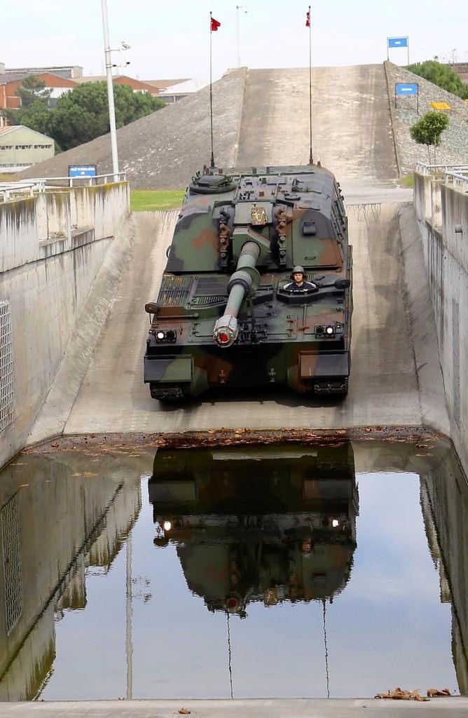 <p><strong>İŞTE 'FIRTINA' HAKKINDA BİLİNEN HER ŞEY</strong></p>
<p>"T-155 Fırtına" obüsü Türkiye'nin ürettiği bir Kundağı Motorlu Topçu Silah Sistemidir.<br />
Üzerine monte edilmiş 12 adet hidro-pnömatik süspansiyon ünitesi ve tekerlerinden oluşan gelişmiş süspansiyon sistemi sayesinde engebeli arazi dahil her türlü arazide rahatça harekat icra edebilmektedir.</p>
<p> </p>