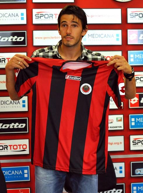 DEJAN LEKIC (GENÇLERBİRLİĞİ) Kızılyıldız ve Osasusa'dan tanıdığımız Sırp golcü Dejan Lekic, Gençlerbirliği'ne transfer oldu.
