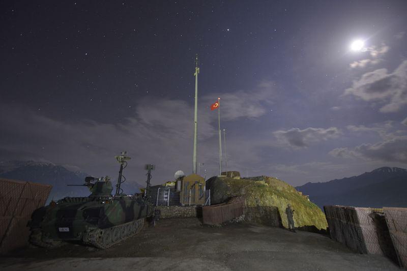 <p>Şahin Gözü" denilen termal ve gece görüş özelliği bulunan cihazlarla mesafe ve koordinatların yanı sıra gözetleme yapılıp, fotoğraf ve görüntü de alınabiliyor. Birliğin yakın çevre güvenliği ise SİM'e uyarı verebilme özelliğine sahip sismik ikaz sistemleri, tel çit ve pasif kızıl ötesi sensörlerle destekleniyor.</p>
<p> </p>