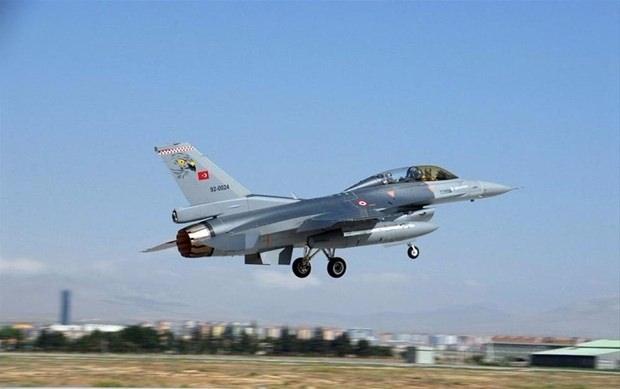 <p><strong>24 Mayıs 2000, Burdur - Bucak</strong><br />
<br />
İki F-16 uçağı Akhisar meydanından İncirlik Üssü'ne intikal uçuşu sırasında Burdur'un Bucak ilçesi yakınlarında arızalandı ve düştü. Pilotlardan biri atlayarak kurtuldu, diğer uçak üsse dönmeye başardı.</p>
<p> </p>
<p> </p>