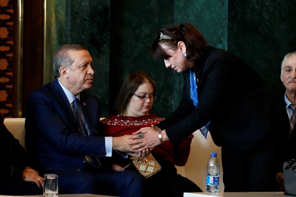 <p>Antalya’da, eşinden şiddet gören, kollarına döktüğü kızgın yağ ile yaralanan Zeliha Acar, Cumhurbaşkanı Erdoğan ile sohbet etti.</p>
<p> </p>