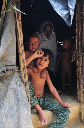 Bunlar ise gerçekten Arakan ile alakalı fotoğraflar... Bangladeş'teki sığınma kampında kalan Arakanlı Müslümanların çocuk çocuk perişan haldeki durumları karelerde gözler önüne seriliyor.