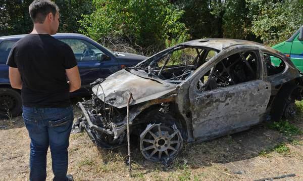 İtalya'da gerçekleştirilen bir ralli büyük bir trajediye sahne oldu. Yoldan çıkan araç yanarak kül oldu. Aracın içinde bulunan 10 yıldır beraber yaşayan nişanlı çift yani pilot ve yardımcısı yanarak feci şekilde can verdi.