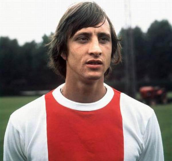 <p>Johan Cruyff<br /><br />Hollanda'nın gelmiş geçmiş en başarılı oyuncuları arasında gösterilen Johan Cruyff, 10 yaşında başladığı Ajax kariyerinde A Takım ile ilk maçına 17'sinde çıkarken, burada 8 lig şampiyonluğu ve 3 UEFA Şampiyonlar Ligi Kupası kaldırdı. FIFA Altın Top Ödülü'nü 3 kez kazanan Cruyff, Uluslararası Futbol Tarihi ve İstatistikleri Federasyonu tarafından "Yüzyılın En İyi Avrupalı Oyuncusu" seçilirken, "Yüzyılın En İyi Oyuncusu" kategorisinde de Brezilyalı Pele'nin ardından ikinci oldu. Cruyyf, FIFA 1974 Dünya Kupası finalinde Batı Almanya'ya kaybeden Hollanda'nın en dikkat çeken oyuncusu olurken, organizasyonun "Altın Top" ödülüne de layık görülmüştü. </p>