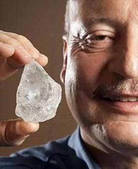<p>Bölünmüş pırlantanın eski büyüklüğü ile karşılaştırılamayacak kadar ufalmış olmasına rağmen, bu haliyle bile oldukça büyük olduğunu belirtmek gerekir (en geniş noktalarındaki boyutları 2,3 x 1,7 inç olarak ölçülmüştür). Cullinan’ın kesimi o kadar başarılıydı ki bu iki mücevher İngiltere Tacının süsleyen mücevherlere dâhil edildi.</p>