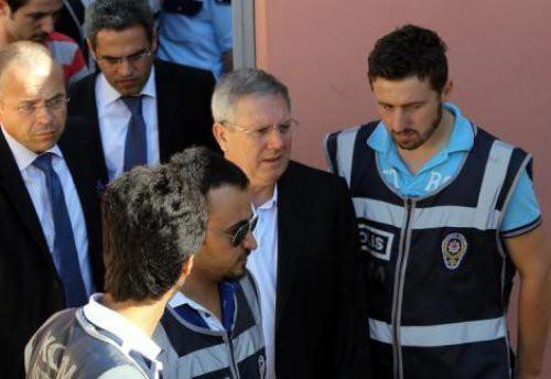 - ''Futbolda Şike'' davasının tutuklu sanıklarından Abdullah Eker, Abdullah Karakuz, Selim Kımıl, Talat Emre Koçak, Abdullah Başak ve Hakan Karaahmet'in tahliyelerine, Fenerbahçe Kulübü Başkanı Aziz Yıldırım'ın da aralarında bulunduğu diğer tutuklu sanıkların ise bu hallerinin devamına karar verildi.