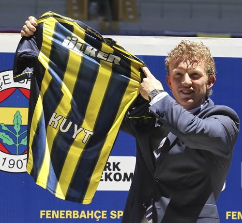 DIRK KUYT (FENERBAHÇE) 2006-2012 arasında Liverpool'da 207 maça çıkan, 51 gol atan, Şampiyonlar Ligi şampiyonuluğu yaşamış Dirk Kuyt, Fenerbahçe'nin bu sezonki flaş transferlerinden biri.