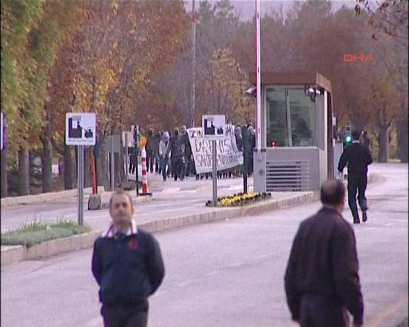 7-Eylemciler rektöre dört maddelik ültimatom verdiler: a) Kamera kayıtları teslim edilmesin b) Polisin şiddet uyguladığı belirtilerek eylemciye sahip çıkan bir bildiri yayınlansın, c) Soruşturma açılmasın d) Özel güvenlik toplantı salonlarına