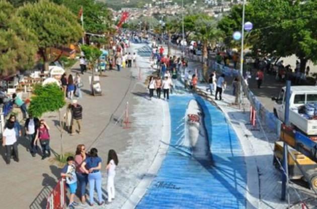 <p>Üç boyutlu kaldırım resim rekoru: Büyükçekmece'deki rekor denemesinde, İngiltere'deki 318 metrekarelik üç boyutlu kaldırım resim rekoru 488.83 metrekareyle geçilerek Guinness Rekorlar Kitabı'na girildi. Kordonboyu'ndaki deneme, ressam Abidin Yurdakul tarafından yapıldı. Etkinlikte 33 devlet okulu, 12 özel okul, 19 resim atölyesi,12 sivil toplum kuruluşu ve 492 bireysel katılımcı yer aldı.</p>