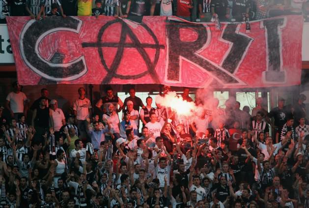 <p>Ertuğrul Sağlam yönetimindeki Beşiktaş, 2007 yılında Şampiyonlar Ligi grup maçında sahasında Liverpool'u 2-1 yenerken, siyah beyazlı takımın taraftarları da inanılmaz bir görsel şova imza atmıştı. Aynı zamanda bu karşılaşmada UEFA tarafından da tescil edilen 132 desibellik ses rekoru kırılmıştı.</p>