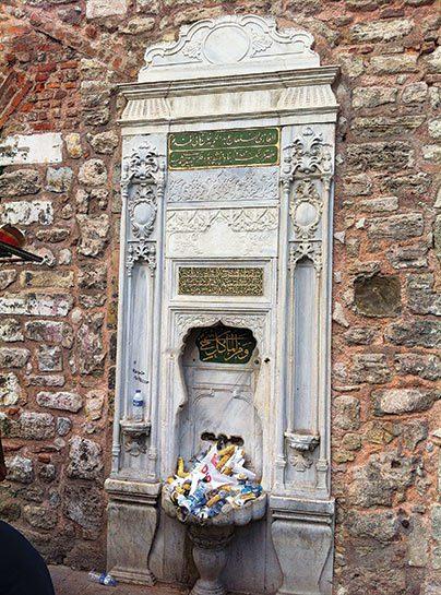 <p><strong>Ulu Hakan'ın çöp kutusuna dönen çeşmesi:</strong></p>
<p>Gülhane Parkı belki de İstanbul'un en önemli turistik mekânı. Ama her yaz bir insan akınına uğrayan bu önemli merkez, türlü yağmadan yakasını kurtaramıyor. Duvara bir sedef gibi hakkedilen çeşmelerin bugün suları akmıyor. Zira çeşmeler hırsızların mütemadiyen devam eden yağmasına maruz kalıyor. Yaz aylarında çekilen bu fotoğrafta da farklı bir tahribata şahit oluyoruz. Kitabesinde Sultan II. Abdülhamid'in hayratı olduğu yazan çeşmenin kurnası yenmiş mısır koçanları ve pet şişelerle doluyor.</p>