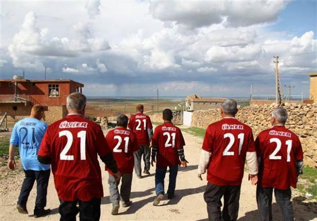 Trabzonspor'un bütün maçlarını mutlaka takip ettiğine dikkati çeken Gündüz, "7 çocuğum var. Hepsi Trabzonsporlu. Biz de baba hangi takımı tutuyorsa, çocuklar da o takımın taraftarı oluyor. İlçede düzenlenen futbol turnuvalarına Trabzonspor'un formasını giyerek katılıyoruz. Trabzonspor'un şampiyon olmasını ve bizi sevindirmesini istiyorum. Geçmişte Hami, kaleci Şenol, Ünal ve İskender'e hayrandık" ifadelerini kullandı.
