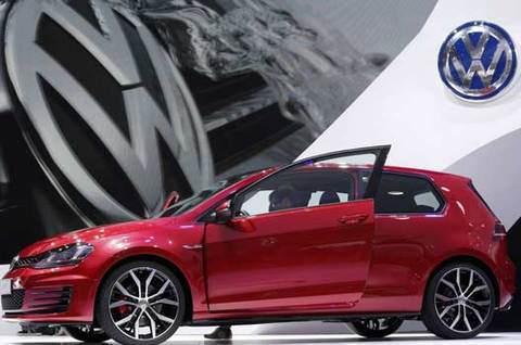 VOLKSWAGEN KURU SABİTLEYECEK Volkswagen, 31 Ekim'e kadar Tüm Beetle modellerinde 1 avroyu, 2,19 TL'ye sabitledi. Volkswagen Finans ise yüzde 0,94 faizle avantajlı kredi imkanları sunuyor.