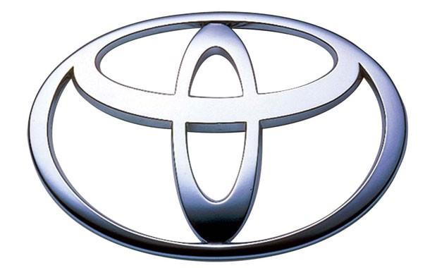 <p><strong>Toyota</strong><br />
<br />
Üç elipsten yapılmış amblem Toyota'nın geleceğe yönelik kararlılığını gösterir. İlk elips Toyota sahibini, ikinci elips Toyota'yı iki elipsi çevreleyen üçüncü elips ise Toyota teknolojisi ve yeniliğinin sınırsız olanaklarını ve yaratıcı ruhunu simgeler.</p>
