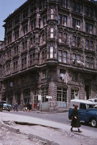 <p>Indiana Üniversitesi, Charles W. Cushman fotoğraf koleksiyonundan eski İstanbul fotoğrafları çıktı. Günümüze kıyasla daha tenha görülen İstanbul'un bu fotoğrafları 1965 yılında çekilmiş.</p>