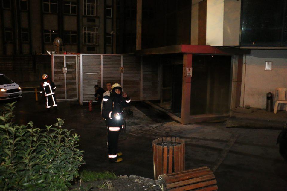 <p>Saldırı sonrası olay yerine çok sayıda polis ve itfaiye ekibi sevk edildi. Polis, olay yeri ve çevresini emniyet şeridiyle kapatıp inceleme yaparken, çevredeki güvenlik kameraları da incelemeye alındı. </p>