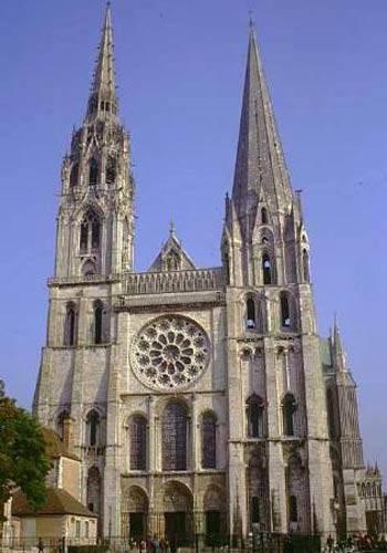 Kutsal Bakire’nin gömleği: Fransa’da bulunan Chartres Katedrali’nin her yıl hacıların akınına uğramasının tek sebebi gotik mimarinin en iyi örneklerinden biri olması değil. Katedral aynı zamanda Hz. İsa’nın doğumu sırasında Bakire Meryem’in giydiğine inanılan gömleğin sergilendiği yer. Diğer adı Sancta Camisia olan gömlek 876’da kiliseye bağışlandı ve 1194’te çıkan bir yangında yok olduğu düşünüldü. Ancak üç gün sonra gömlek, mucize eseri hiç zarar görmemiş halde bulundu. Katedralin piskoposu, mucizeyi gömleğin ait olduğu yerde tutulması gerektiğinin işareti olarak yorumladı ve katedral yeniden inşa edildi.