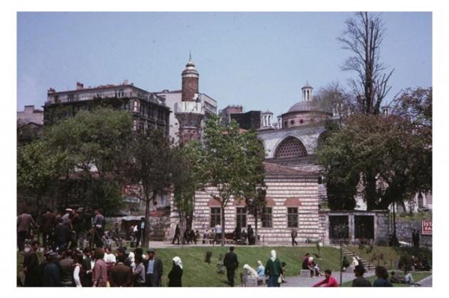 <p>Indiana Üniversitesi, Charles W. Cushman fotoğraf koleksiyonundan eski İstanbul fotoğrafları çıktı. Günümüze kıyasla daha tenha görülen İstanbul'un bu fotoğrafları 1965 yılında çekilmiş.</p>