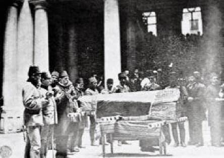 Zaro Ağa... 1777'den 1934'e dek süren koca bir ömür... "İlk" gençlik yıllarında İstanbul`a göç ettiğinde padişah III. Selim`di.
