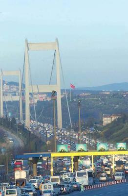 7- KGS Nedir? Kısaca KGS olarak ifade edilen Kartlı Geçiş Sisteminin en büyük avantajı kolay ‘alınabilir’ olması. Alımı kolay olduğu kadar da ucuz olan bu kartlara kredi yüklemesi ise benzin istasyonlarından, otoyol üzerindeki hizmet noktalarından bile yapılabilmekte. En büyük dezavantajı ise gişede kart okutmak için yapılan duraklama, hem zaman kaybına hem de trafiğin yoğun olduğu gün ve saatlerde uzun beklemelere neden olmasıdır.