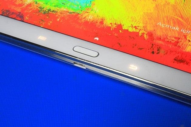 <p>Ekranın altında, fiziksel açma/ana ekran tuşu yer alırken, bu tuşun sağında ve solunda sırasıyla her biri de kapasitif olan 'geri' ve 'menü' tuşu yer alıyor.</p>
<p>Ekranın üzerinde, görüntülü sohbet için kullanacağınız kameranız ve yanında yakınlık sensörü bulunuyor. Ön panelde LED uyarı ışığı ise bulunmuyor.</p>