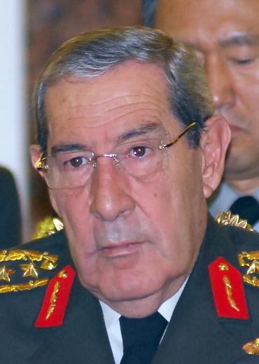 Basına yansıyan başka bir husus daha var. Bu bildiri sanki Cumhurbaşkanlığı seçimine mani olmak için yapılmış bir bildiri olarak algılandı. Bu kesinlikle doğru değildir çünkü bildiriyi okuduğunuz zaman Cumhurbaşkanlığı seçimiyle ilgili küçük bir cümle vardır. O da şudur: 'Cumhurbaşkanlığı seçim süreci Türkiye'de laik-antilaik tartışmasını alevlendirmiştir.' Bu, bildiride aynen var. Cumhurbaşkanı şu olsun, bu olsun, bu olmasın gibi bir düşünceye sahip olmam mümkün değildir. 