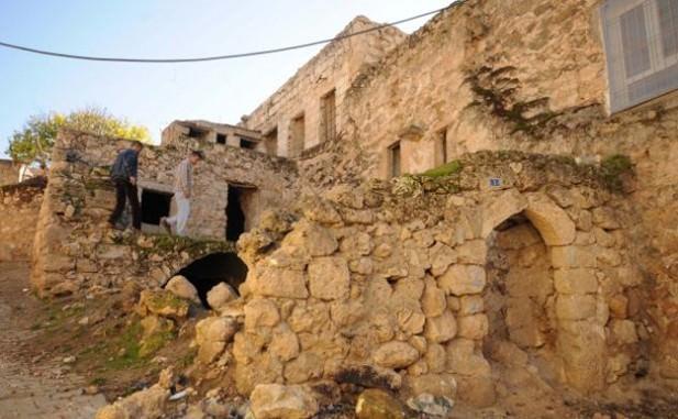 <p>"Ama esas yerleşim birimleri, bu gördüğümüz mağara tarzı tünellerle sağlanıyordu. Bildiğimiz mutfak, oturma alanları, yatak odaları, günümüzde köy yerleşimi nasılsa, 1400-1500 yıl önce de aynı yaşam koşulları vardı. Tabii yine yüzeyde hem kaçış noktaları hem de bacalar mevcut. Tabii bunlar zamanla yeni yerleşim sonucu kapanmıştı. Yeni yerleşimdeki temeller onların üzerine oturtulmuş. Sarnıçlar, su kuyuları, kanalizasyon sistemleri o dönemden beri mevcuttu.''</p>
