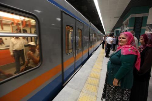 <p>Her istasyonda yürüyen merdiven ve asansörlerin bulunduğu modern metro hattı 16 istasyondan oluşuyor. Hatta 180 metrelik istasyonlara uygun 8'li trenler kullanılıyor. </p>