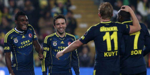 FENERBAHÇE BAŞI ÇEKİYOR 2013 yılında toplam 25 derbi maça çıkan Fenerbahçe, bu maçlarda 18 galibiyet, 6 mağlubiyet aldı. Sarı-lacivertliler, futbolda oynadığı bir maçta ise rakibiyle yenişemedi ve mücadele berabere sonuçlandı. Sarı-lacivertliler, rakipleri Galatasaray ile 17, Beşiktaş ile 8 lig maçında karşı karşıya geldi. Fenerbahçe, Galatasaray karşısında 12, Beşiktaş karşısında ise 6 galibiyet elde etti. "Sarı Kanaryalar", bu maçlarda 5 kez sarı-kırmızılılara, 1 kez de siyah-beyazlılara boyun eğdi.