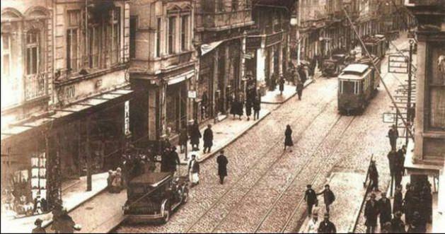 <p>İstiklal Caddesi (1940'lı yıllar)</p>